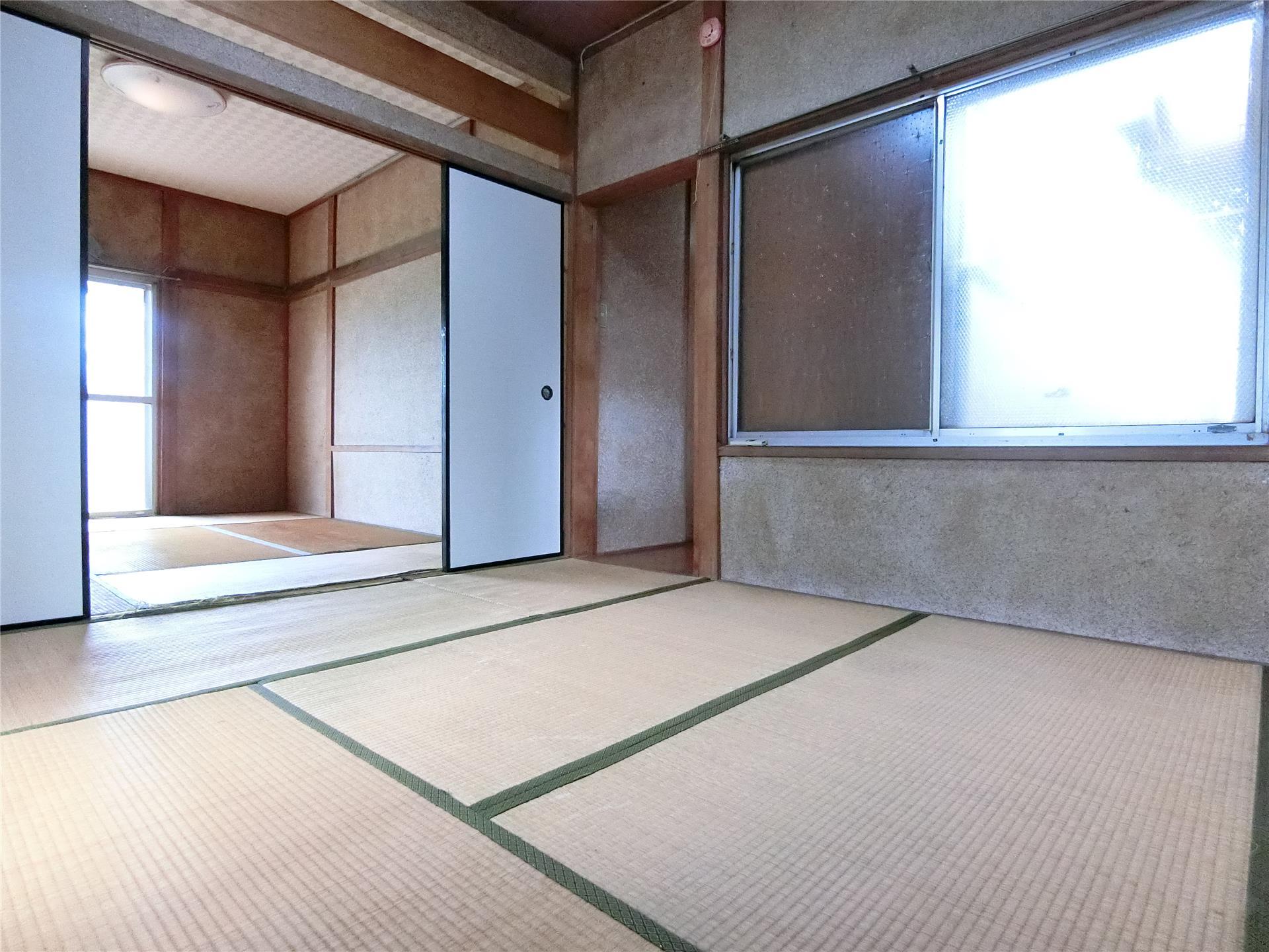 その他部屋・スペース　2階の和室は続き間なので扉を開けて広く使用できます♪