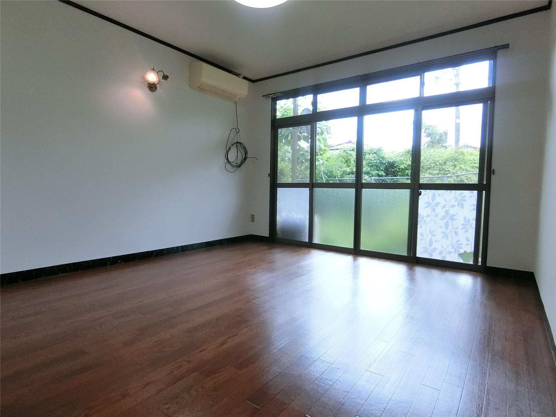 居室・リビング　南向きで明るいリビング♪ソファなどをおいてもゆったりとできる