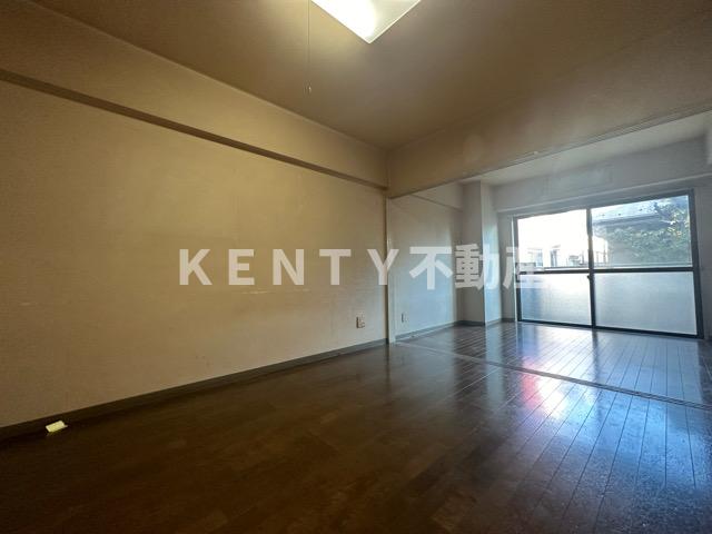 居室・リビング　こちらのリビングで趣味の時間をお楽しみください