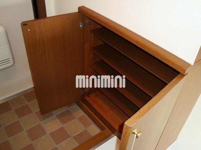 玄関　下駄箱付き。