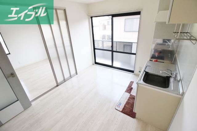 居室・リビング　間仕切りはライトスクリーン。