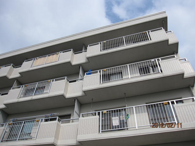 建物外観　南向きでベランダがあります