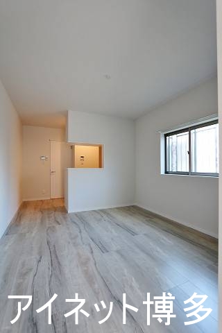 居室・リビング　白基調で明るい印象のお部屋です