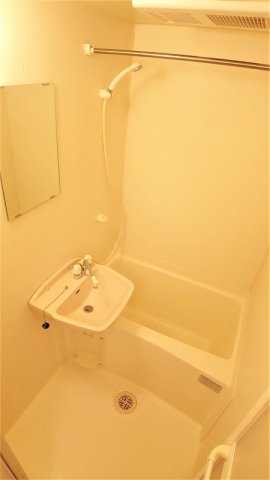 バス・シャワールーム　コンパクトで使いやすいお風呂です