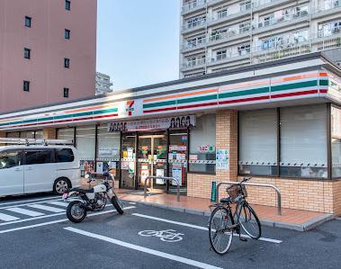 コンビニ　セブン-イレブン（コンビニ）まで210m