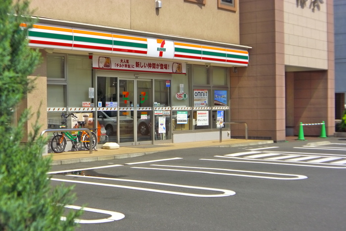 コンビニ　セブンイレブン（コンビニ）まで698m