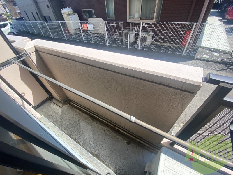 バルコニー　幅があり広めの印象でした。のびのびと作業が出来そうです。