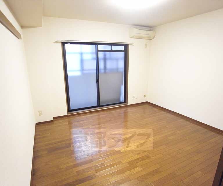 居室・リビング　正方形に近い形の洋室で、広く使っていただけます。
