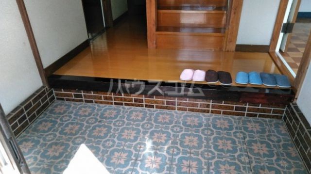 荻野貸家の玄関写真