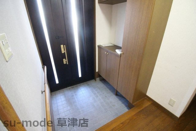 玄関　収納もある玄関です