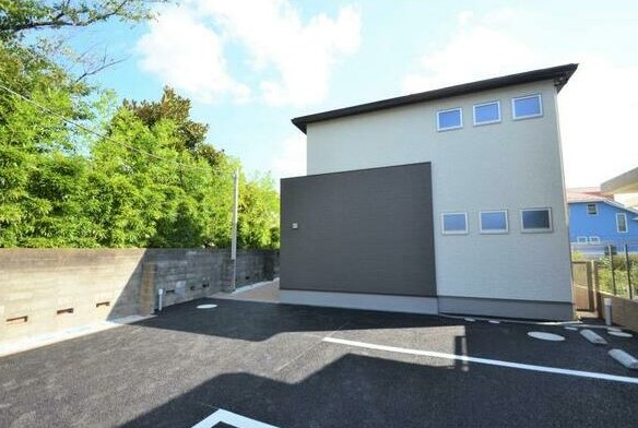 建物外観　緑豊かな住宅街に佇む落ち着いた環境です。