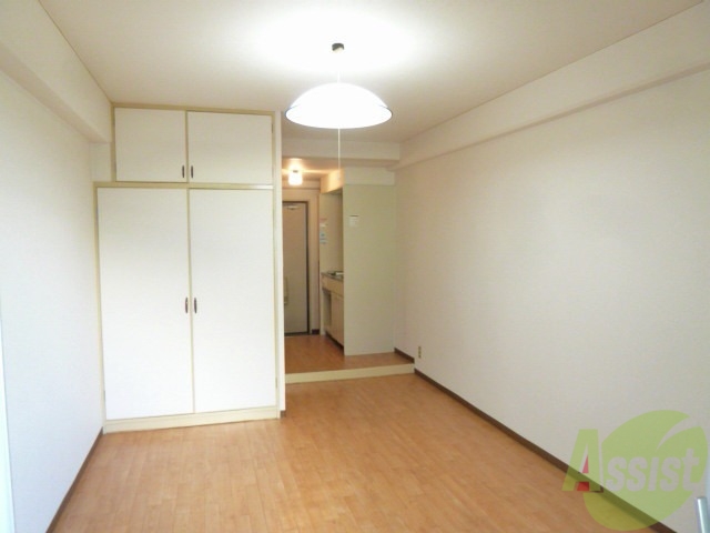 居室・リビング　６帖の洋室はフローリングでぬくもりあるお部屋です。