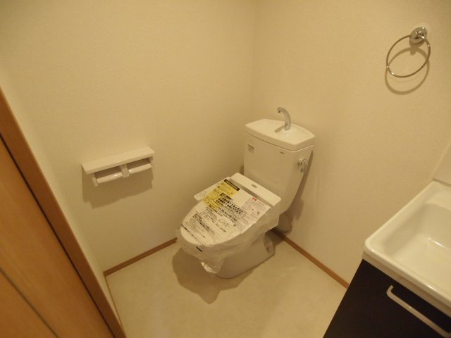 京急本線 追浜駅 徒歩17分 2階建 築10年のトイレ写真