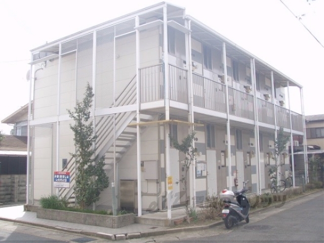 京都市伏見区向島庚申町のアパートの建物外観