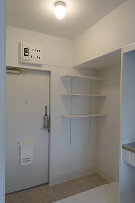 玄関　玄関に収納スペースあります