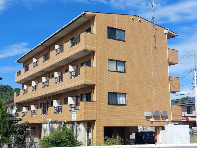 【松山市太山寺町のマンションの建物外観】