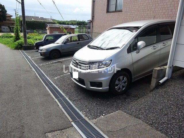 【四日市市尾平町のマンションの駐車場】