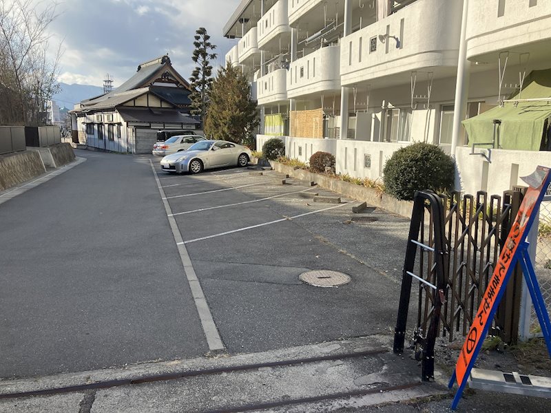 【松本市清水のマンションの駐車場】