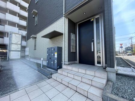 【姫路市広畑区正門通のアパートのエントランス】