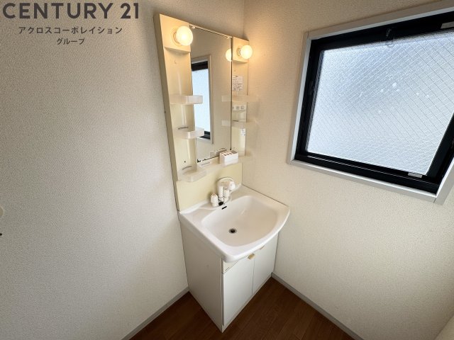 洗面設備　窓あって明るいでです