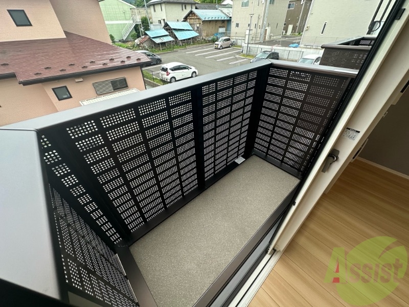 バルコニー　バルコニーは幅もしっかりあって洗濯物がはかどりそうですね。