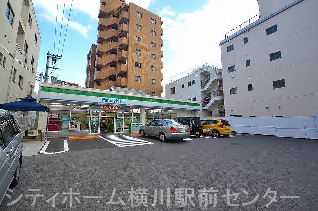コンビニ　ファミリーマート三篠町三丁目店（コンビニ）まで163m