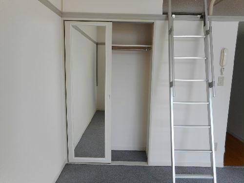 居室・リビング　収納扉　姿見付き。　一階はフローリング仕様