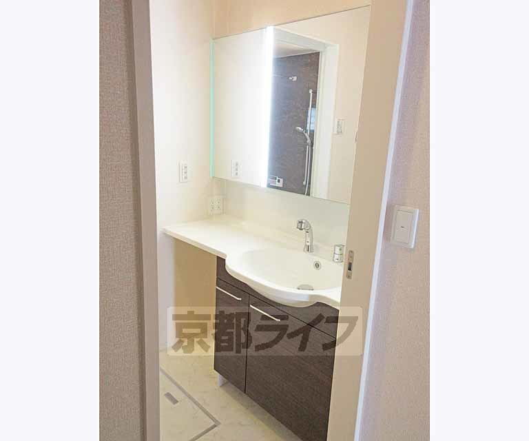 洗面設備　大きくて収納もたっぷりの洗面台です！