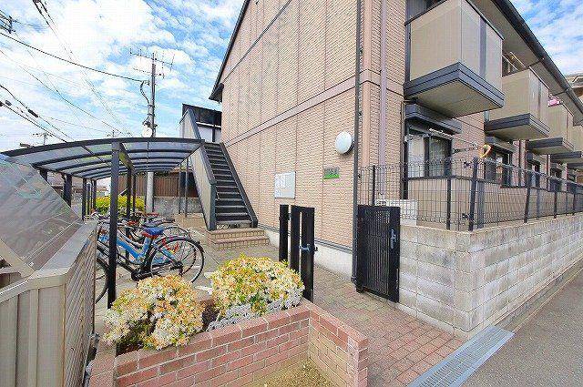 エントランス　入居者様共用の入り口です。