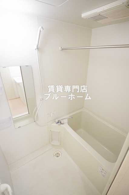 バス・シャワールーム　浴室乾燥付きバス！