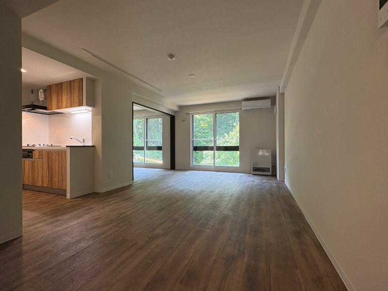 居室・リビング　木目のフローリングは落ち着きのある印象のお部屋になりますね。