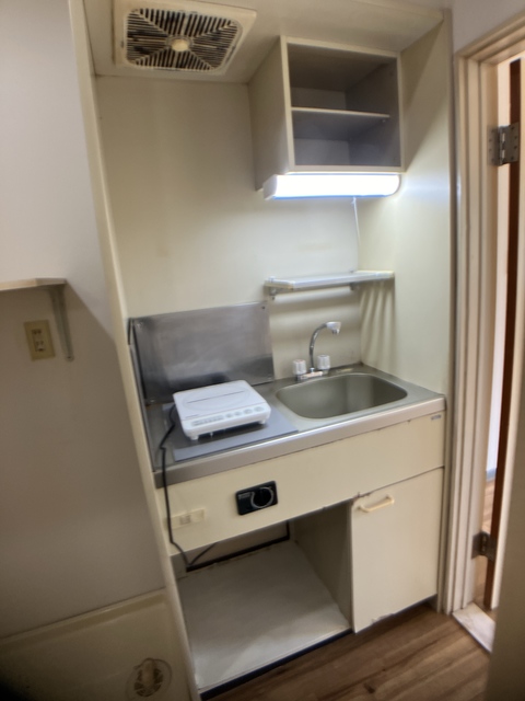キッチン　※補修前の参考画像の為、設備等は現況優先。