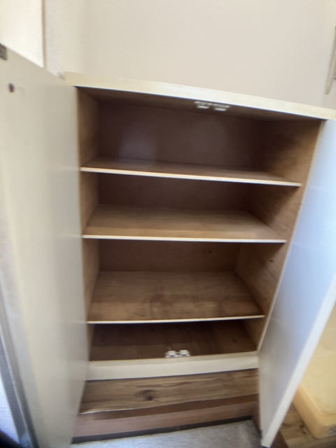 玄関　※補修前の参考画像の為、設備等は現況優先。