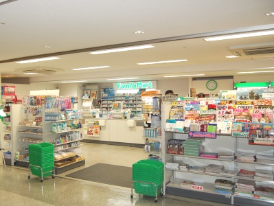 コンビニ　ファミリーマート伊藤忠ビル店（コンビニ）まで325m