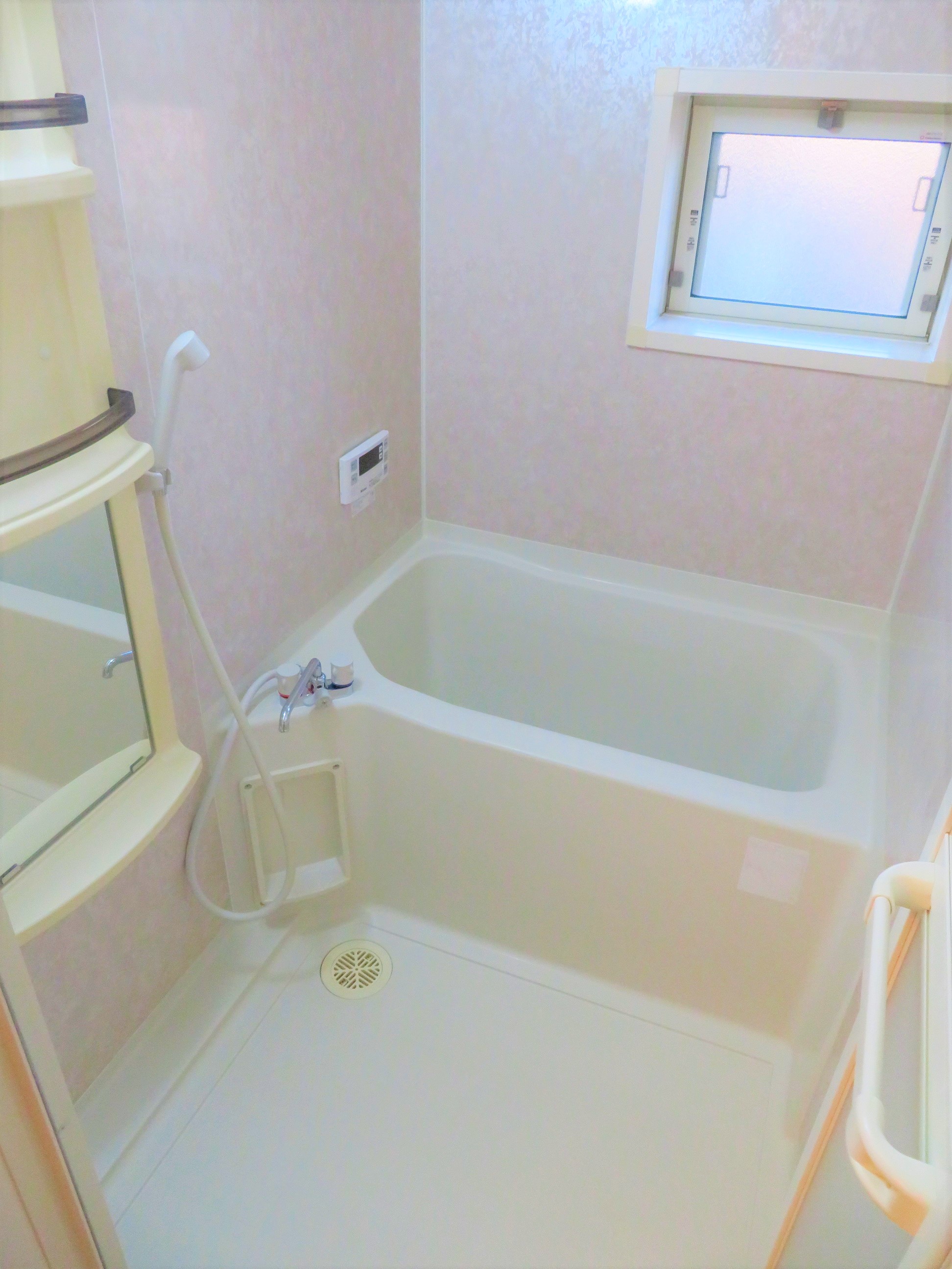 バス・シャワールーム　追い炊き機能付きです。窓付きで換気できます。