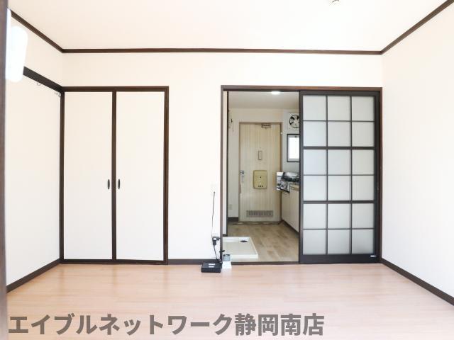 居室・リビング　こちらの居間で趣味の時間をお楽しみください