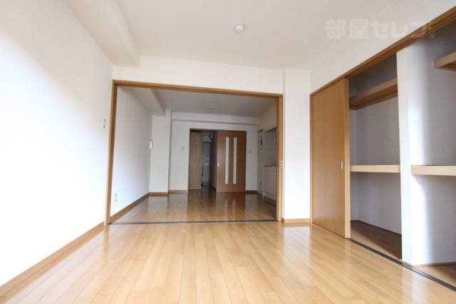 居室・リビング　南向きの部屋で明るいお部屋です。