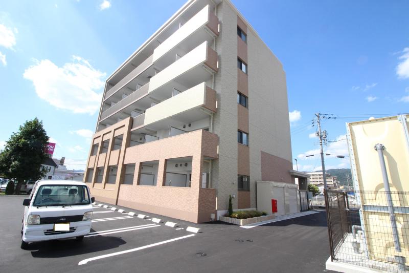 東広島市西条土与丸のマンションの建物外観
