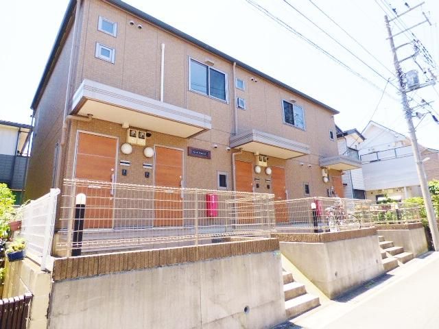 横須賀市浦上台のアパートの建物外観