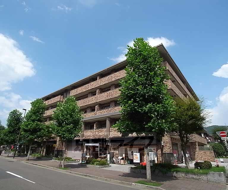 京都市左京区岡崎円勝寺町のマンションの建物外観