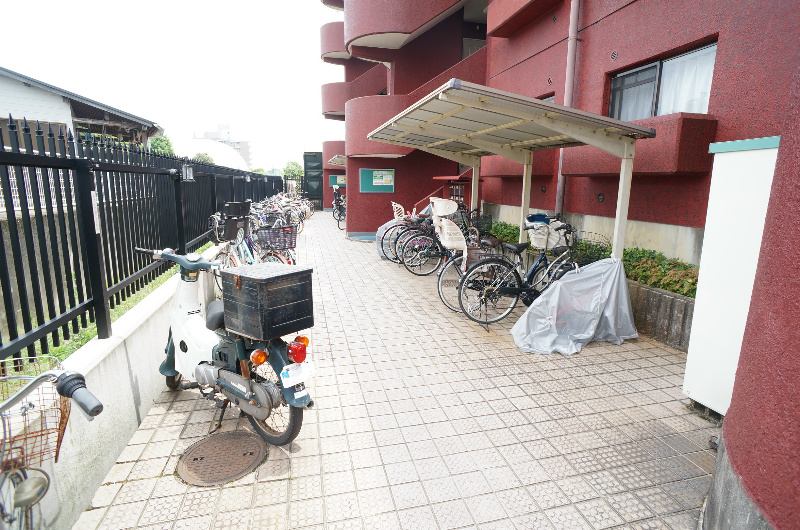 【嵯峨野ロイヤルハイツの駐車場】