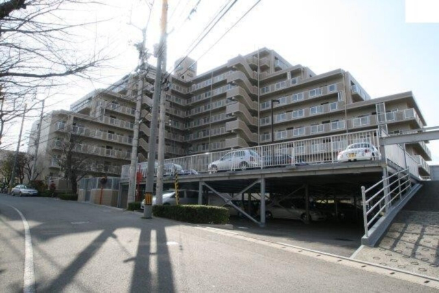 松山市衣山のマンションの建物外観