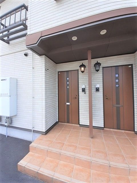 【東かがわ市川東のアパートのエントランス】