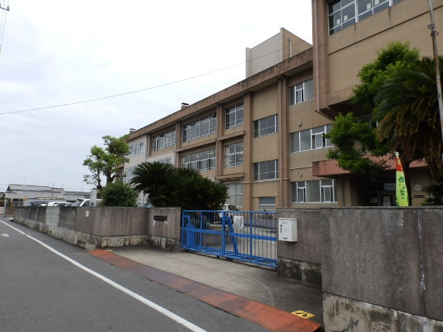 【津市八幡町津のアパートの小学校】