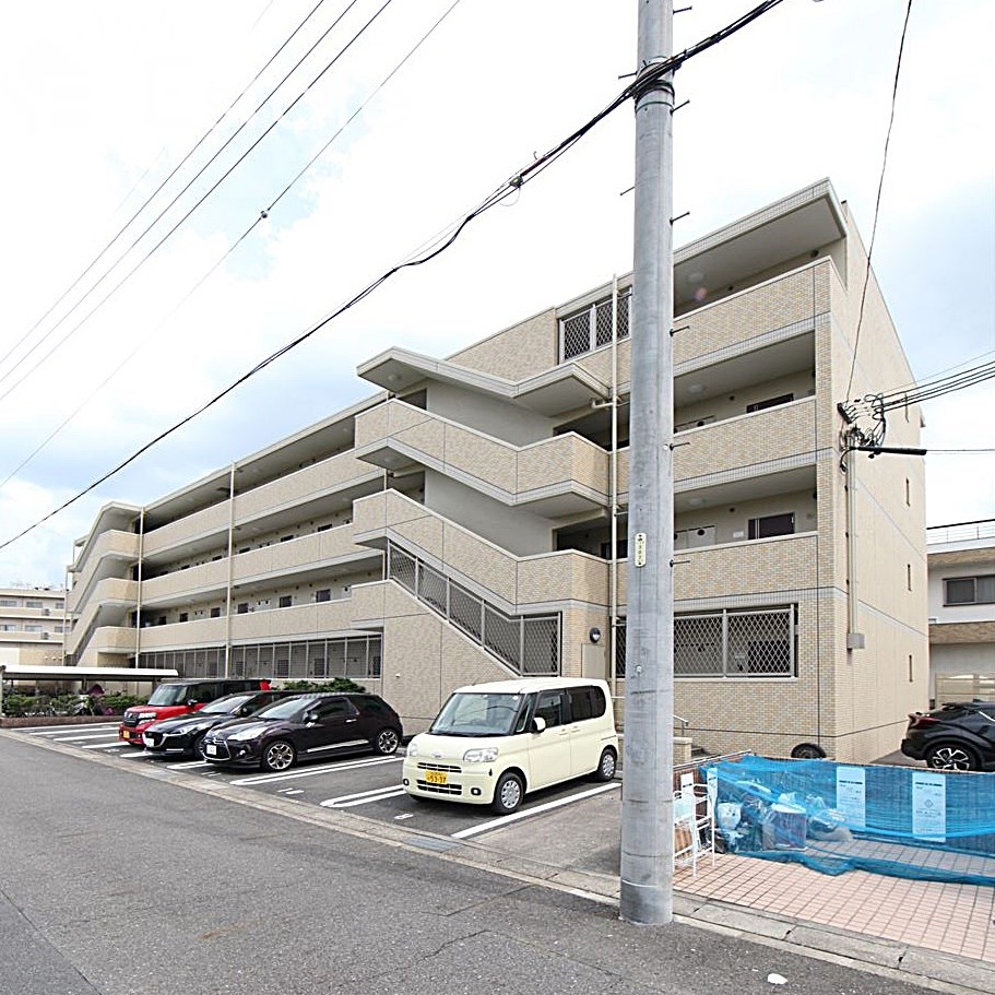 【名古屋市北区東味鋺のマンションの建物外観】