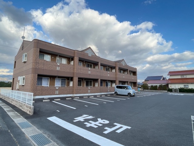 出雲市松寄下町のアパートの建物外観