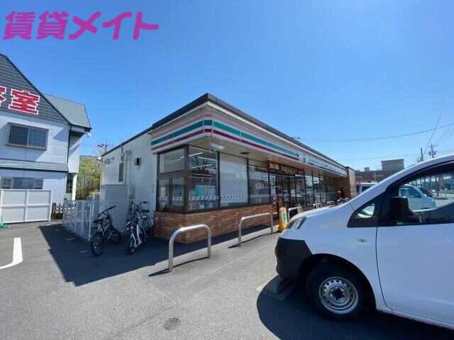 コンビニ　セブンイレブン四日市十七軒町店（コンビニ）まで775m