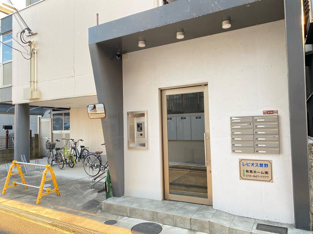 【枚方市禁野本町のマンションのエントランス】