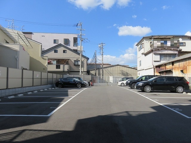 【東大阪市稲田新町のマンションの駐車場】