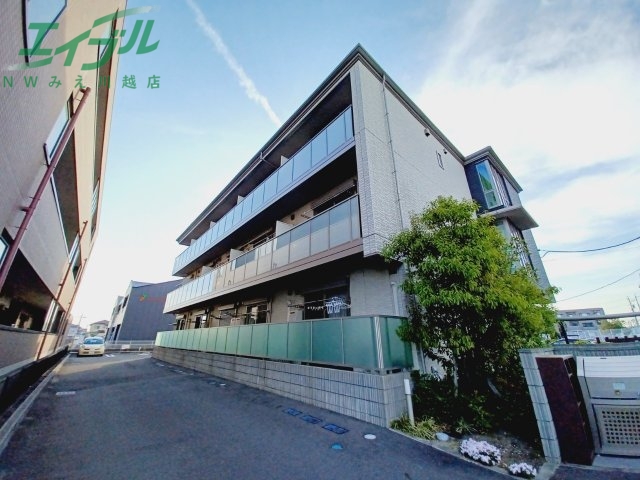 三重郡川越町大字豊田のマンションの建物外観